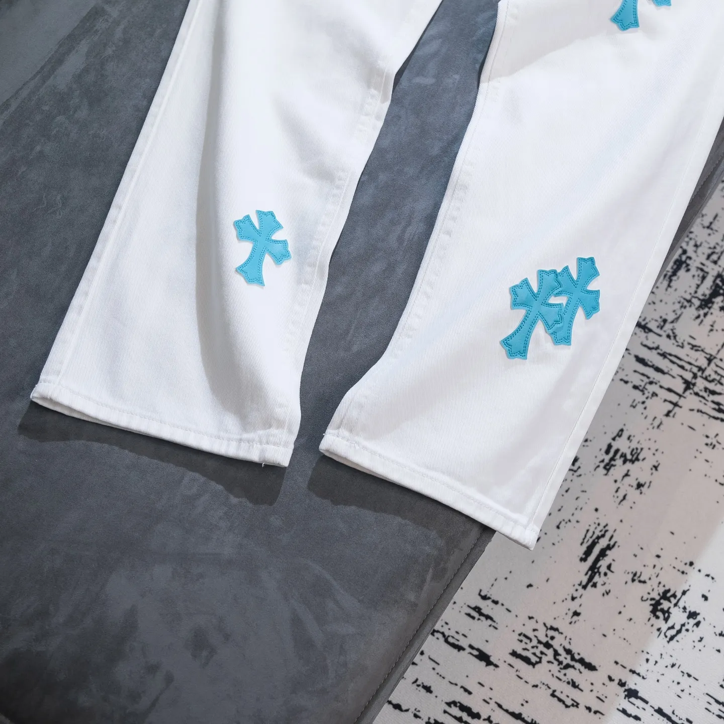 P240 Chrome Hearts Chrome Hearts 2025 New Ice Blue Cross Patch Leather Couple Style Washed Loose Jeans. Styles with different wash textures are very friendly to people with thin legs and thick legs. The straight and loose version is very flattering to the leg shape. The timeless moderate length makes it easy to match casually. It is the basis of various styles and is a must-have in the wardrobe! The fabric is stiff but also makes the upper body soft without losing texture. The washing process is even more perfect. It is a must-have item for everyone! ! ! Size: 28/30/32/34 Waist: 73/78/83/88 Hips: 99/104/109/114 Pants length: 102/104/106/108